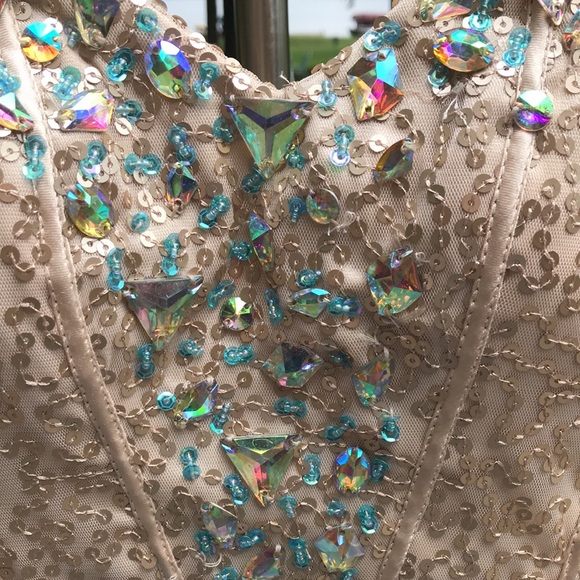 Dress like Cinderella in this glamorous gown. 3/4 - Picture 3 of 12